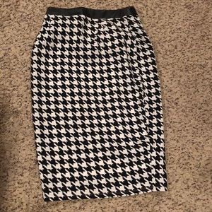 Houndstooth pencil skirt